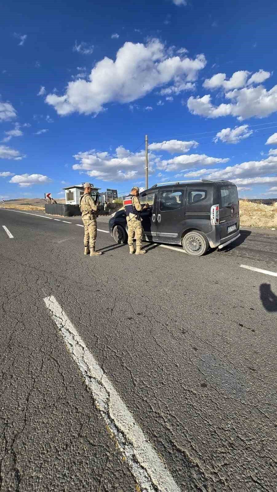 Kars'ta jandarma, "Düzensiz Göçle Mücadeleye Yönelik Huzur ve Güven Uygulaması"