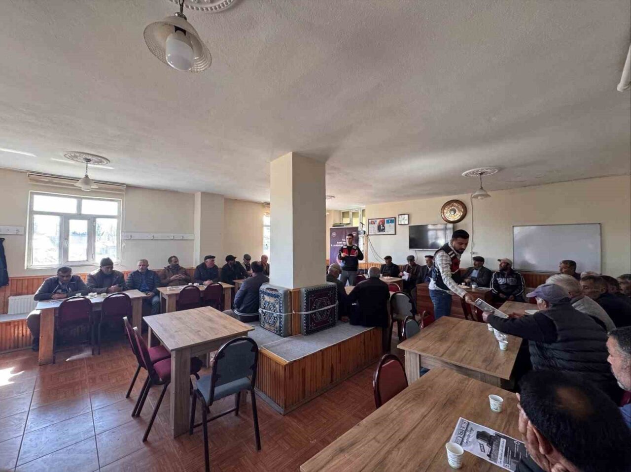 Kars İl Jandarma Komutanlığı, kırsal bölgelerde yaşayan vatandaşlar ve muhtarlara