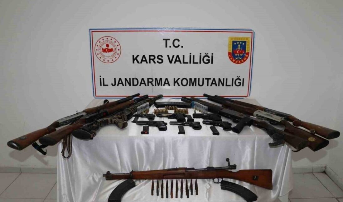 Kars’ta jandarma tarafından gerçekleştirilen operasyonla çok sayıda silah ve mühimmat ele geçirildi Kars'ta düzenlenen eş zamanlı jandarma operasyonunda pek çok silah ve
