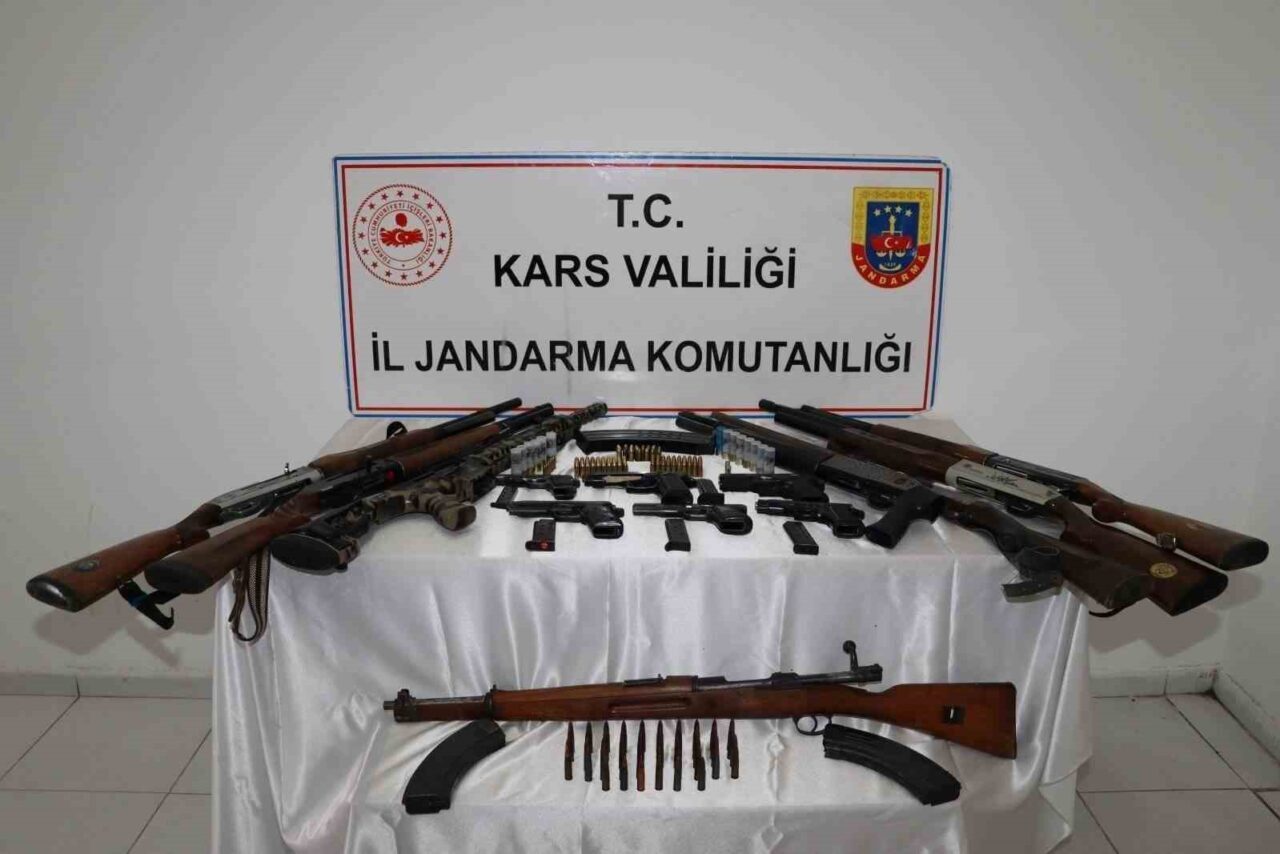 Kars'ta düzenlenen eş zamanlı jandarma operasyonunda pek çok silah ve