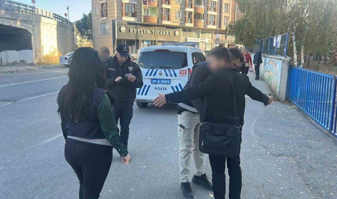 Kars'ta eğitim-öğretim döneminin başlamasıyla birlikte polis, okul çevrelerinde sıkı güvenlik