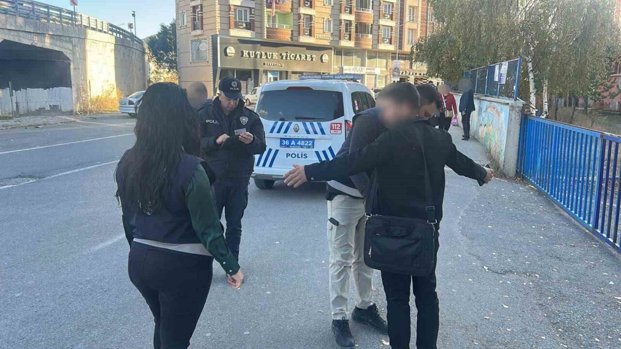 Kars'ta eğitim-öğretim döneminin başlamasıyla birlikte polis, okul çevrelerinde sıkı güvenlik