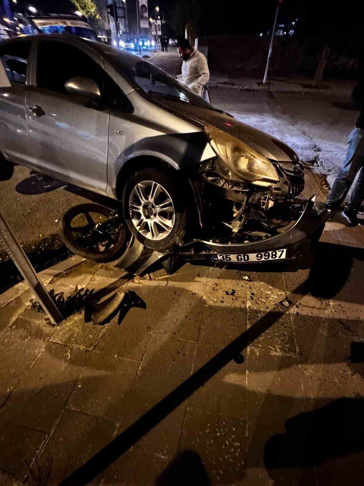 Kars'ta İnönü Caddesi'nde otomobil ve motosikletin çarpışması sonucunda yaralanan kimse