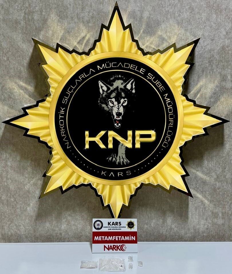 Kars’ta Narkotik Suçlarla Mücadele Şube Müdürlüğü tarafından bir aparta düzenlenen