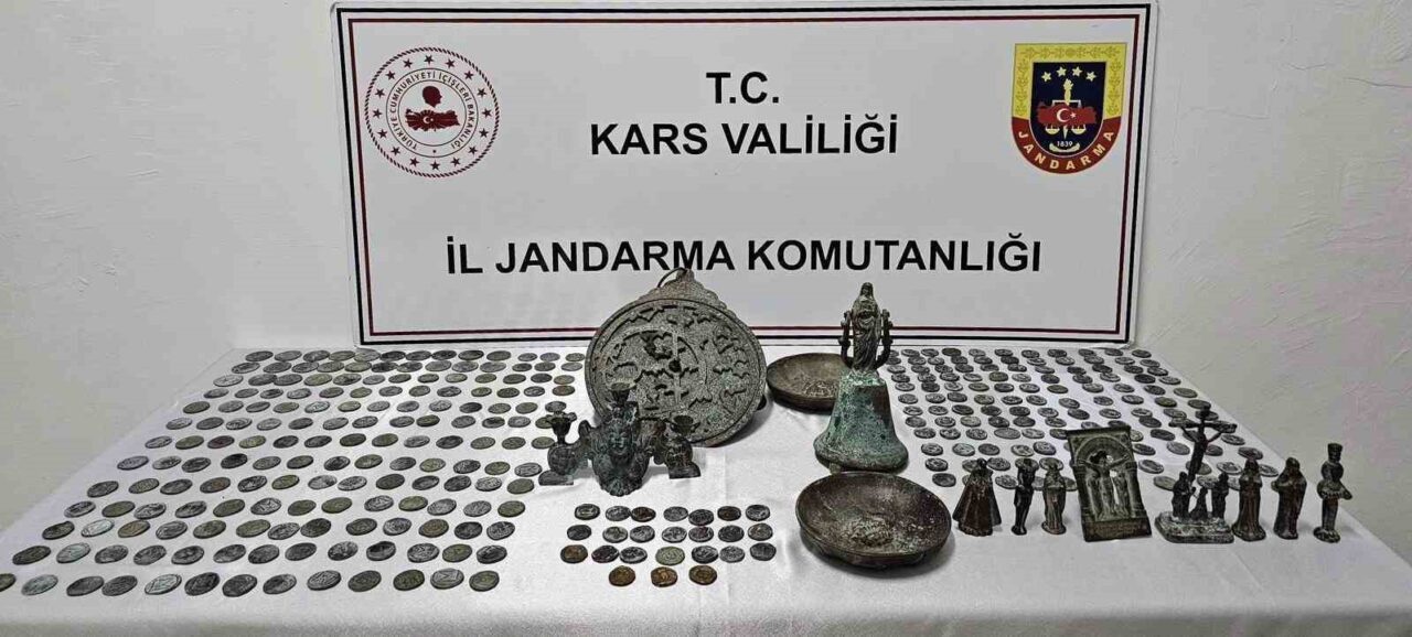Kars'ın Sarıkamış ilçesinde gerçekleştirilen tarihi eser kaçakçılığı operasyonunda, 5 kişi