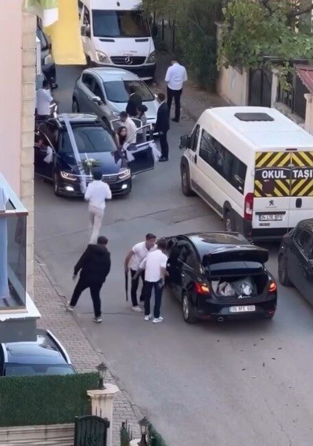 Kartal'da gelin alma merasimi sırasında, düğün konvoyundaki kişiler av tüfeği
