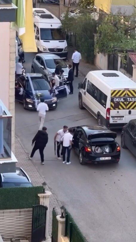 Kartal'da bir gelin alma merasimi sırasında düğün konvoyundaki kişiler, av