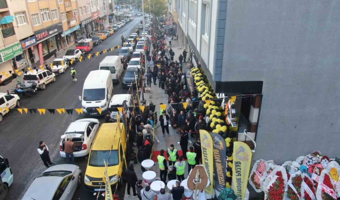 Kartal'da yeni açılan bir mağazanın indirim kampanyası, yoğun ilgi nedeniyle