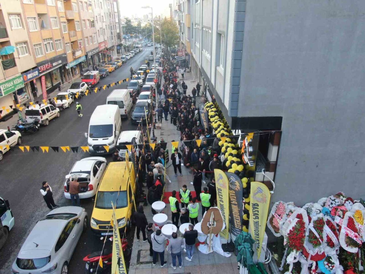 Kartal'da yeni açılan bir mağazanın indirim kampanyası, yoğun ilgi nedeniyle