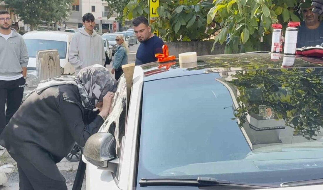 İstanbul Kartal’da, annesi anahtarı araçta unuttuğu için kilitli kalan 2