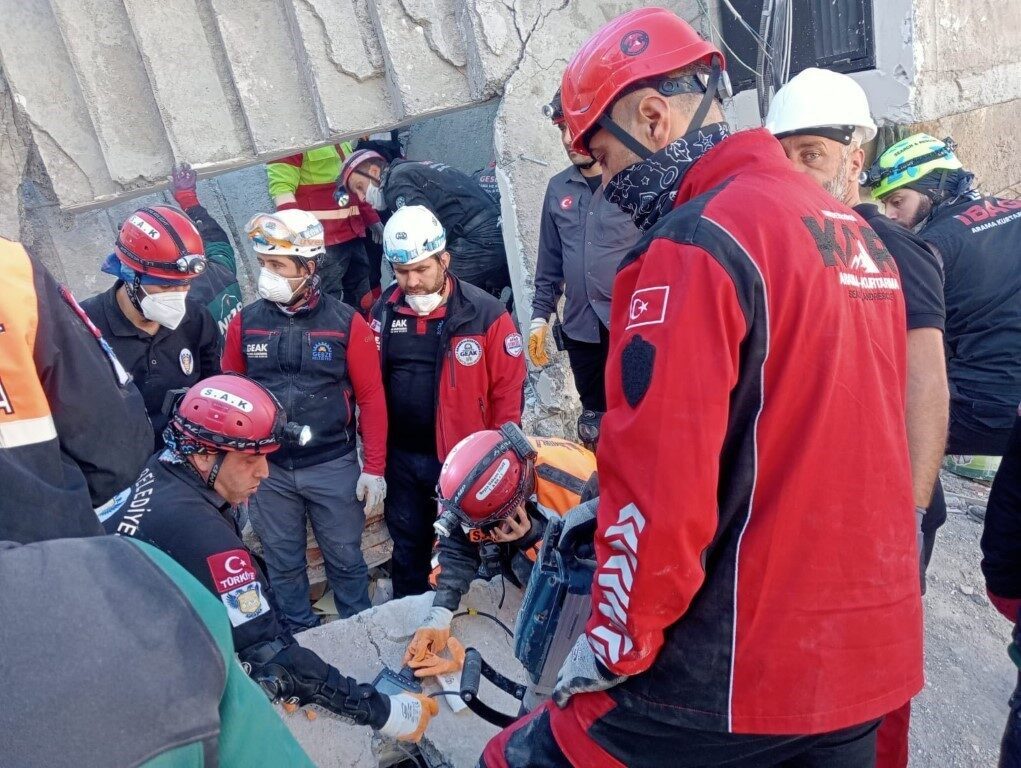 Gebze'deki bina çökmesi sonrası Kartepe Belediyesi'nin KAR Arama Kurtarma Ekibi,
