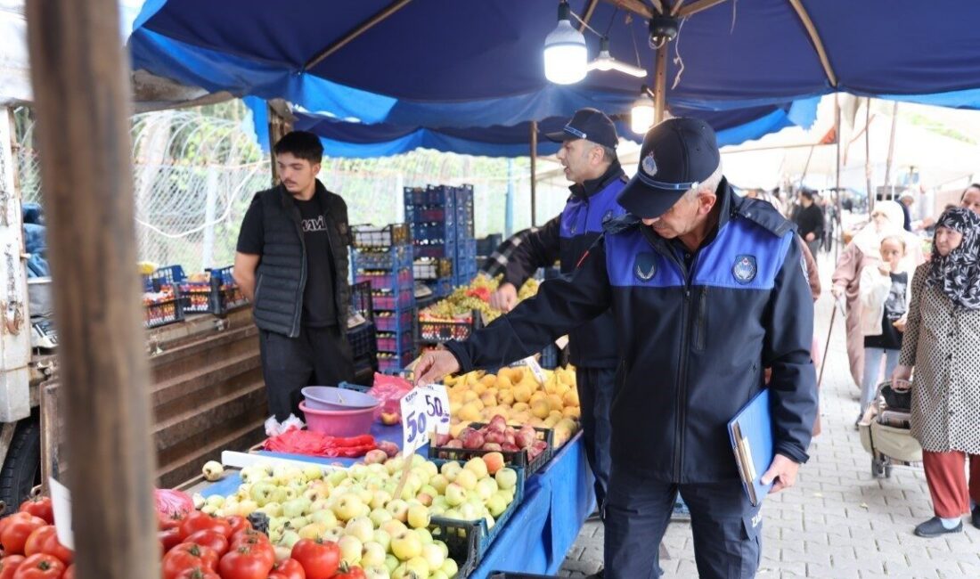 Kartepe’de Zabıta Ekipleri, Semt Pazarlarında Hijyen ve Güvenlik Denetimlerine Devam Ediyor Kartepe Belediyesi Zabıta Müdürlüğü, semt pazarlarında hijyen ve güvenlik denetimleri