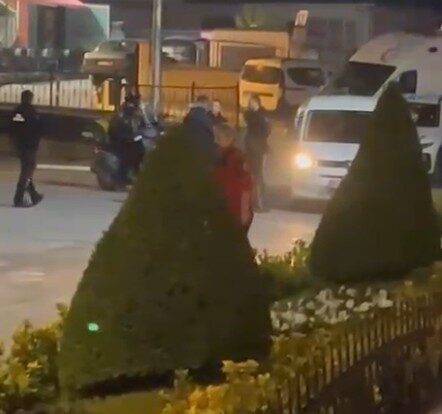 Kastamonu Belediyesinden işten çıkarıldığı iddia eden M.Ö., belediye binası önünde