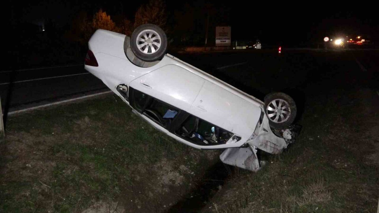 Kastamonu'da, köpeğe çarpmamak için manevra yapan Şeydanur S.'nin kullandığı otomobil