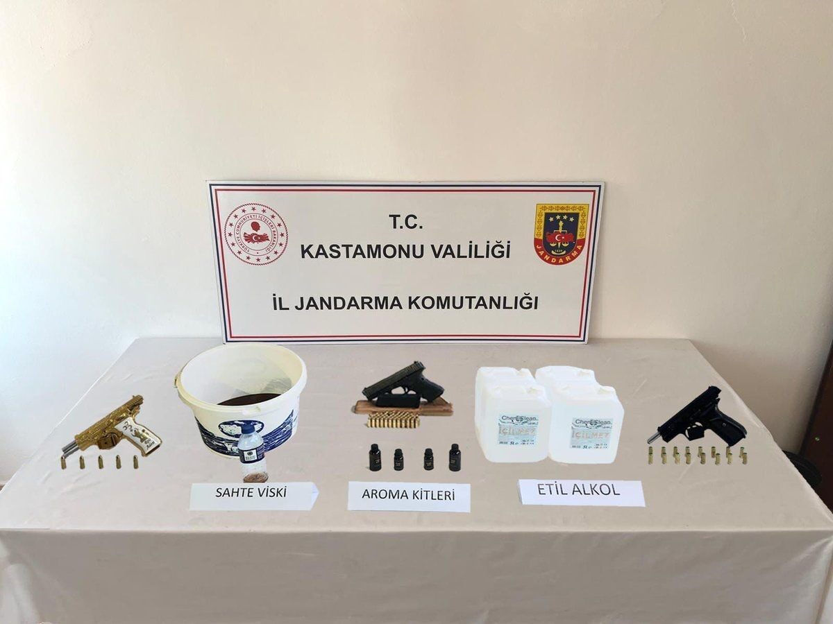 Kastamonu'da jandarma, sahte alkol operasyonu düzenleyerek 3 kişiyi gözaltına aldı.