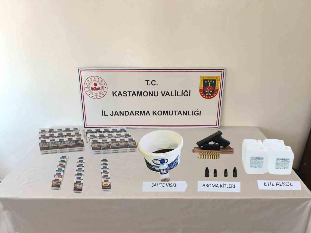 Kastamonu'da jandarma, sahte alkol operasyonu düzenleyerek 6 kişiyi gözaltına aldı.
