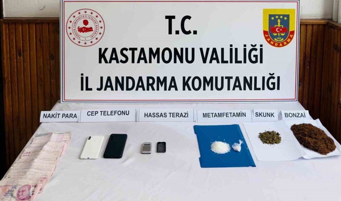 Kastamonu’da Jandarma Operasyonunda Uyuşturucu ile Yakalanan Şüpheli Tutuklandı Kastamonu'da jandarma, F.Ş. isimli şüpheliye yönelik operasyon düzenledi. Operasyonda 29