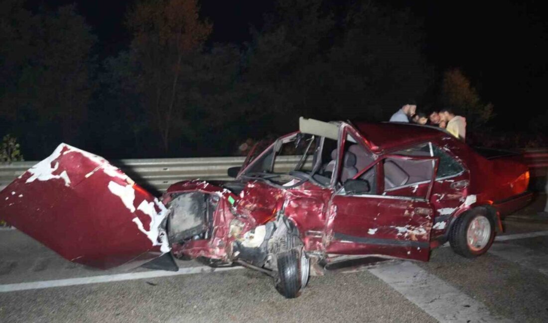 Kastamonu-İnebolu karayolunda meydana gelen zincirleme trafik kazasında, sürücüsü belirlenemeyen Tofaş