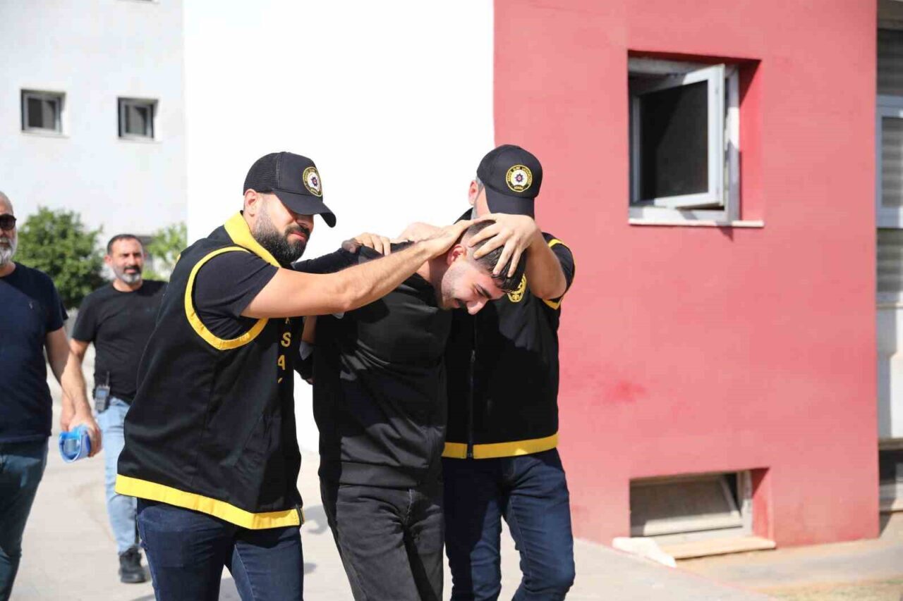Adana'da, Ö.A. (19) isimli genç, husumetli arkadaşı Mehmet Aldanma'yı (19)