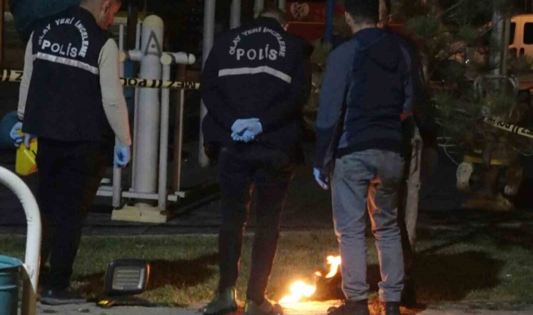Aksaray’da parkta molotofkokteyli hazırlayan iki genç, polis tarafından yakalandı Aksaray'da kavga etmek üzere hazırlık yapan Hamza A. (17) ve