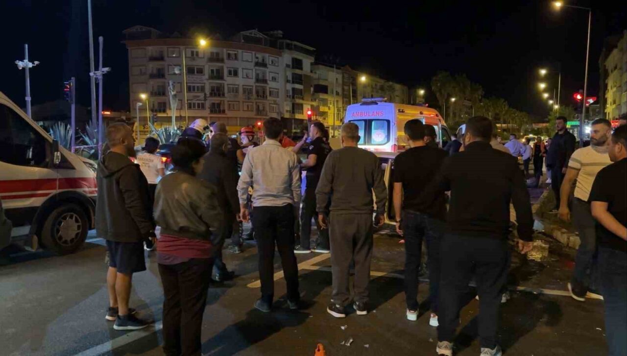 Antalya'nın Gazipaşa ilçesinde otomobil ve pikapın çarpıştığı kazada, T.G. ve