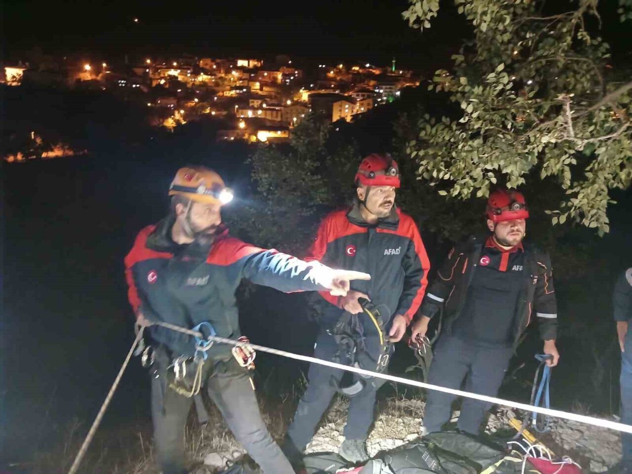 Tunceli’nin Çemişgezek ilçesinde kayalıklarda mahsur kalan bir vatandaş, AFAD gönüllüleri