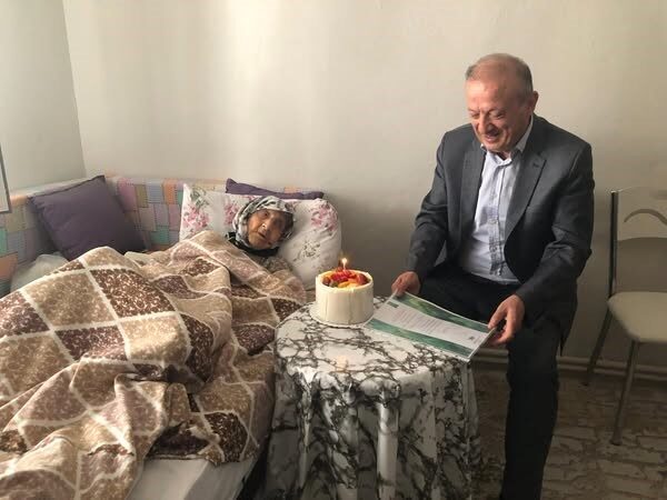 Merkezefendi Kaymakamı Abdullah Demir, 107 Yaşındaki Fatmana Özaslan’ı Pasta ve Fidanla Kutladı
