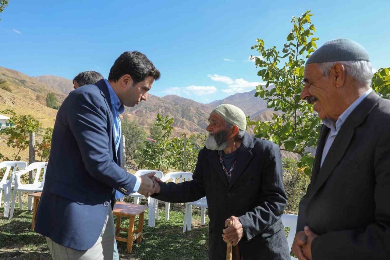 Bingöl'ün Genç ilçesinde Kaymakam Muhammet Güzel, Elmagünü Köyü'nde vatandaşlarla bir
