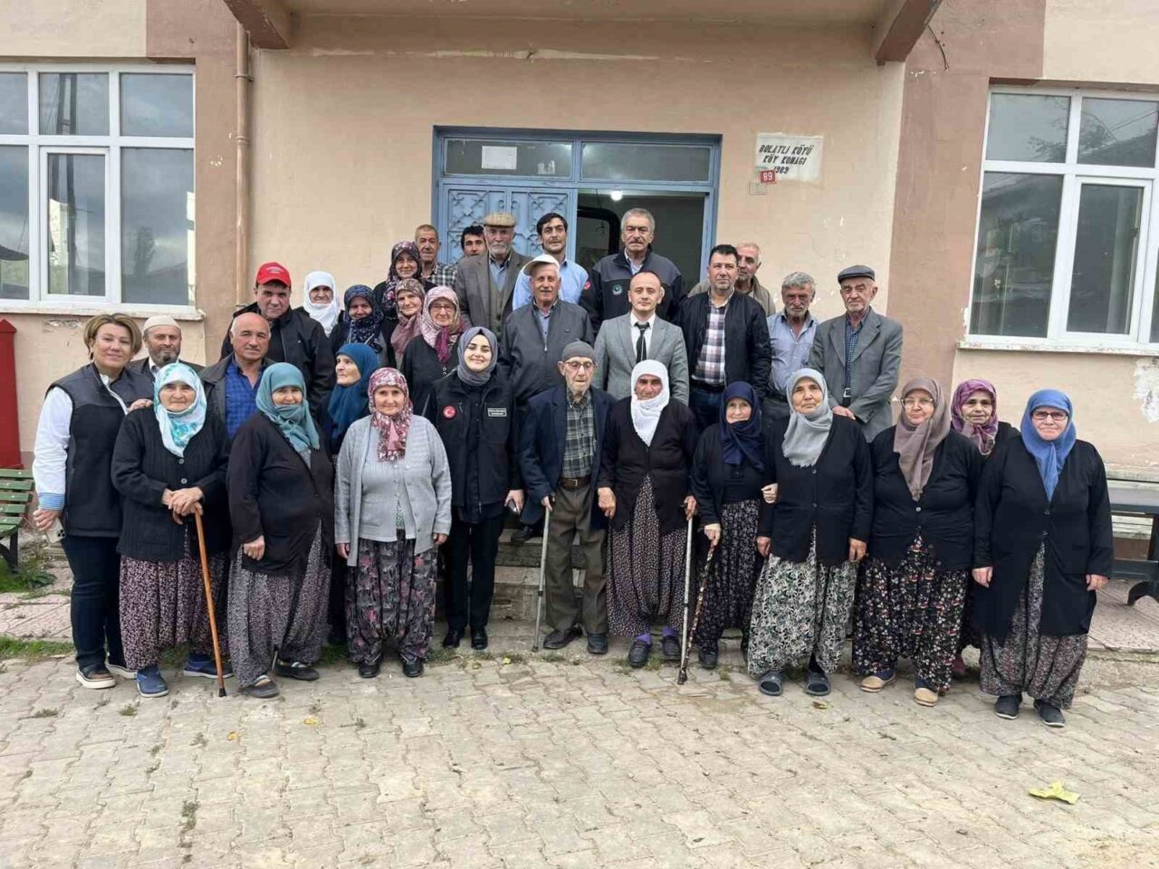 Gölpazarı Kaymakamı Feyza Nur Kılıç, Bolatlı Köyü’nde vatandaşlarla bir araya