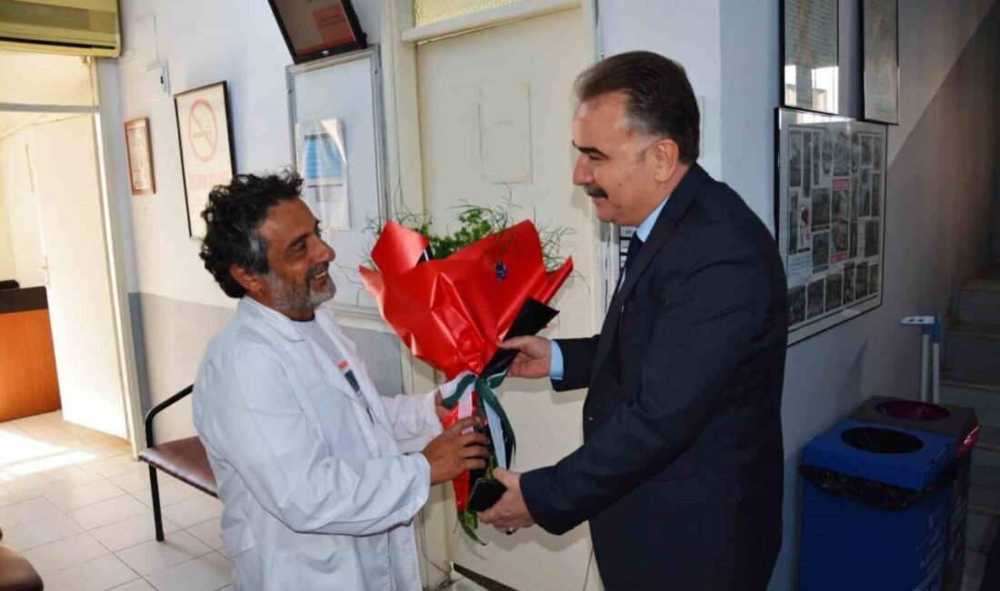 Kaymakam Odabaş, Rehin Alınan Hekim Dr. Akpınar’a Geçmiş Olsun Ziyareti Gerçekleştirdi Edremit Kaymakamı Ahmet Odabaş, Gazze'de rehin alınan Dr. Ergün Akpınar'ı