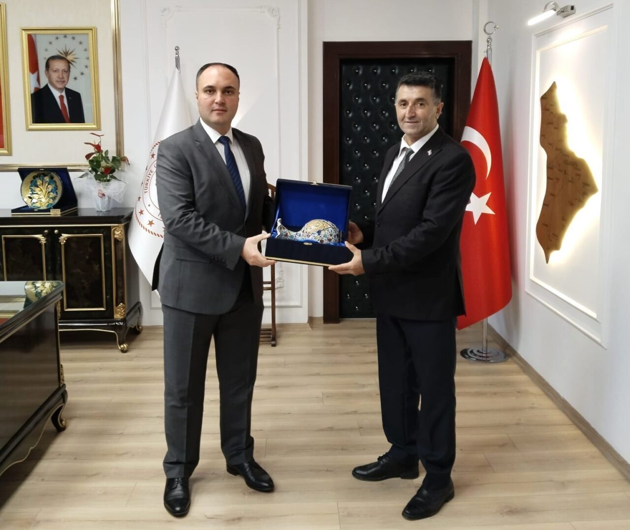 Kütahya'nın Aslanapa Kaymakamı İsmail Tosun, muhtar Şaban Yeşil ile yaptığı