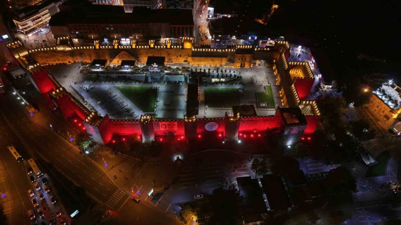 Kayseri Büyükşehir Belediyesi, tarihi Kayseri Kalesi’nin aydınlatma sistemini yenileyerek görsel