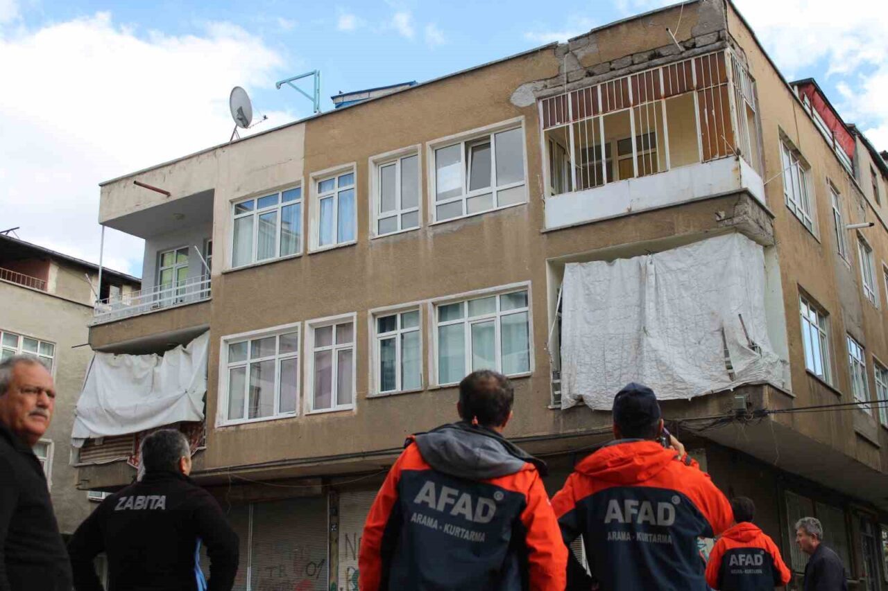 Kayseri Kocasinan'da çatlayan duvarları nedeniyle boşaltılan 3 katlı binada, 63