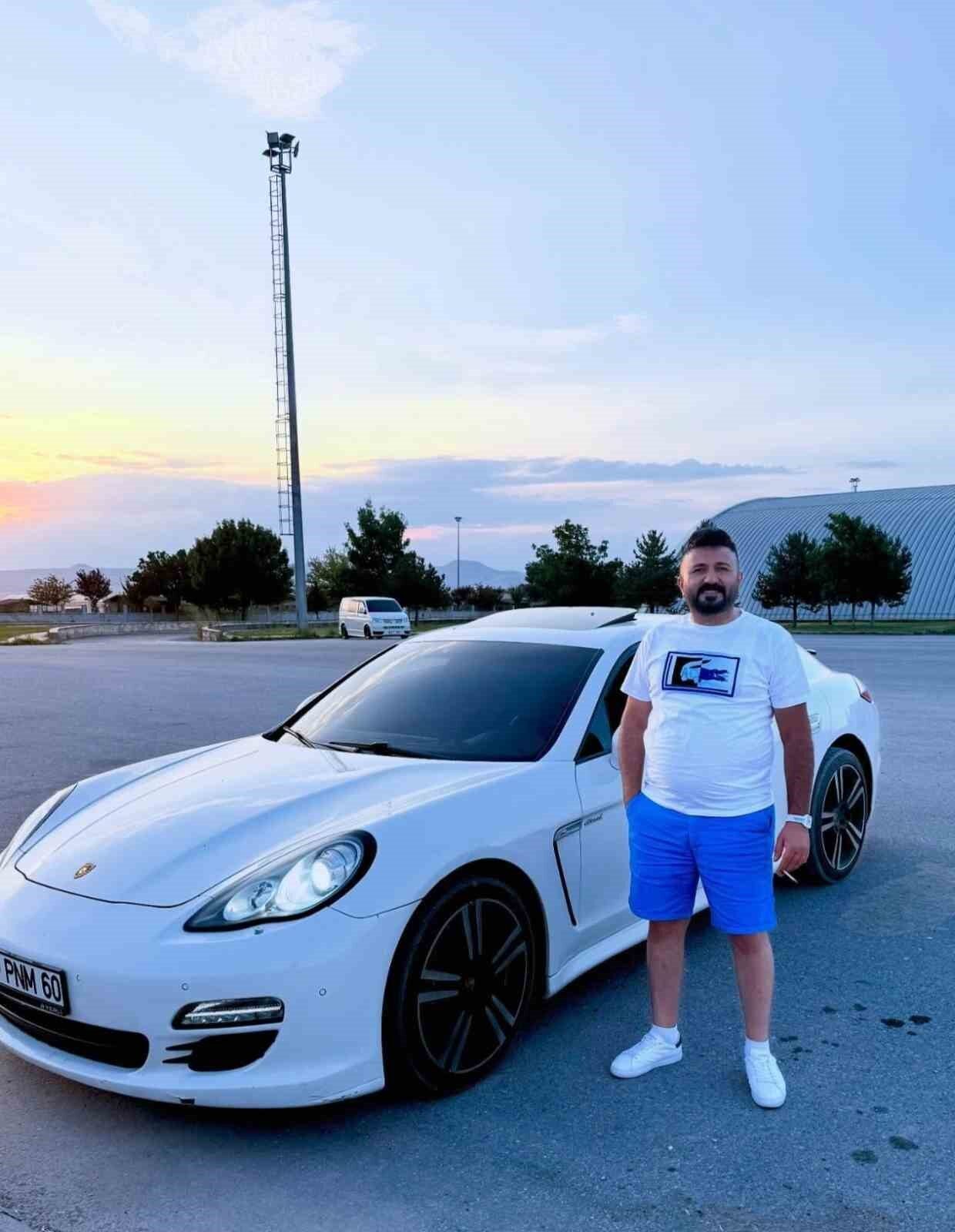 Kayseri'nin Melikgazi ilçesinde inşaat sektöründe faaliyet gösteren Mustafa Y., aracında