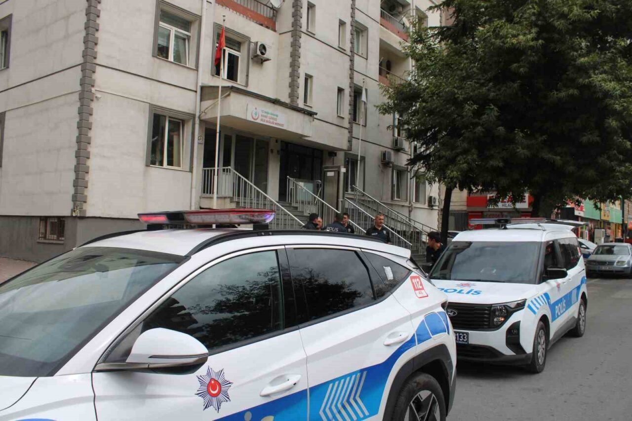Kayseri Melikgazi'deki bir aile sağlığı merkezinde hastalar arasında yaşanan sıra