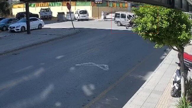 Mersin'in Erdemli ilçesinde, Akdeniz Mahallesi'nde bir hafif ticari aracın motosiklete