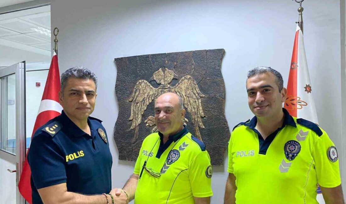 Kadirli'de bir trafik kazasının ardından yoldan kaldırılan araçların parçalarını temizleyen