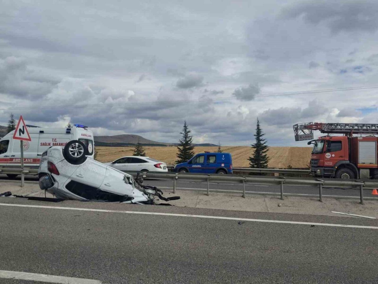 Kütahya-Afyonkarahisar yolunda S.G. yönetimindeki araç takla atarken tekeri karşı şeritteki