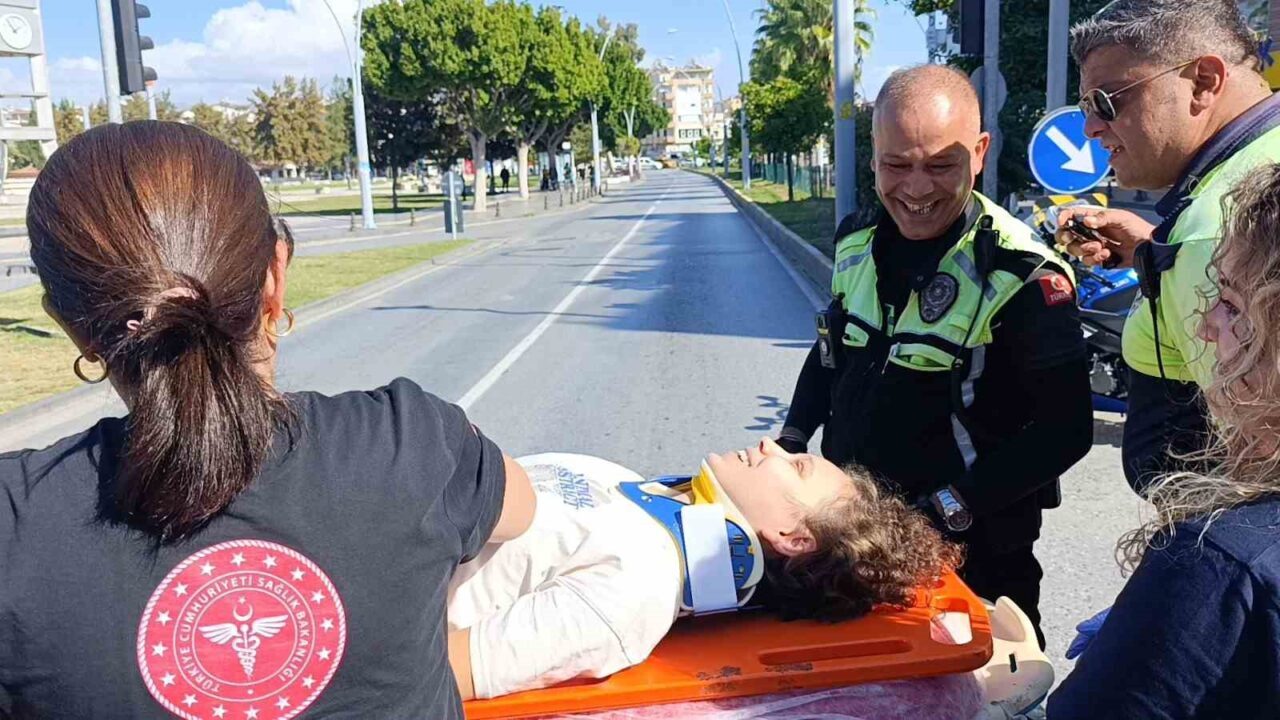 Antalya'nın Manavgat ilçesinde otomobil ve motosiklet çarpıştı. Kazada motosiklet sürücüsü