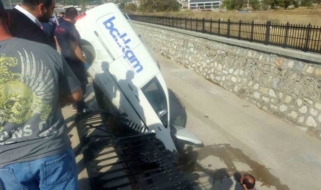 Muğla'nın Menteşe ilçesinde bir otomobil ile kamyonetin çarpışması sonucu meydana