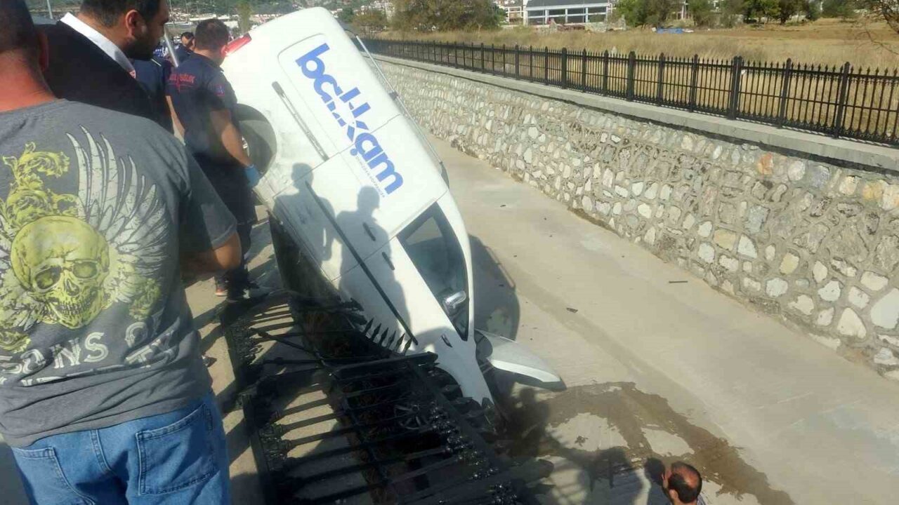 Muğla'nın Menteşe ilçesinde bir otomobil ile kamyonetin çarpışması sonucu meydana