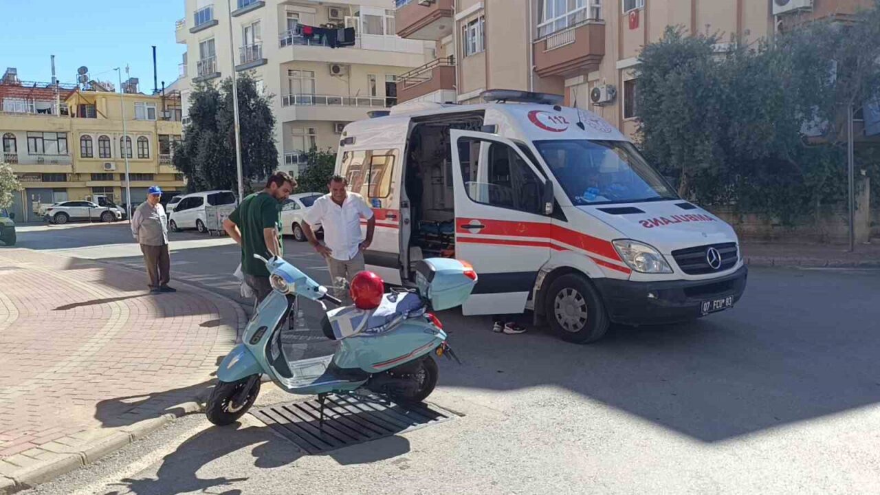 Antalya'nın Manavgat ilçesinde, kontrolden çıkarak devrilen motosikletten yaralanan sürücü, çevredeki