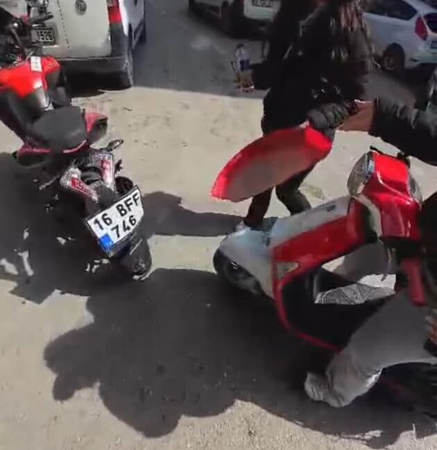 İnegöl’de Motosiklet Kazası Sonrası Sürücüler Arasındaki İlginç Diyaloglar Sosyal Medyada Gündem Oldu Bursa'nın İnegöl ilçesinde yaşanan motosiklet kazasında, Bahadır Y. ve A.C.