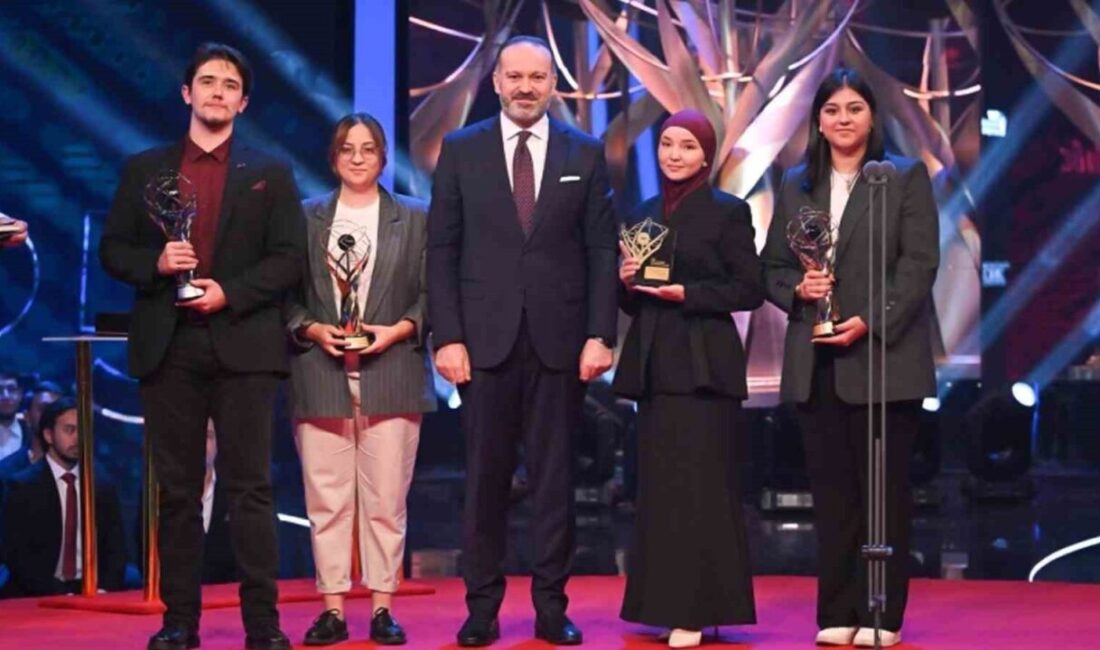 Karabük Üniversitesi’nden Öğrenciler, Maden İşçilerini Konu Alan Belgeseliyle TRT Yarışmasında Üçüncülük Ödülü Aldı Karabük Üniversitesi öğrencileri, "Gün Hep Gece" belgeseli ile TRT Geleceğin