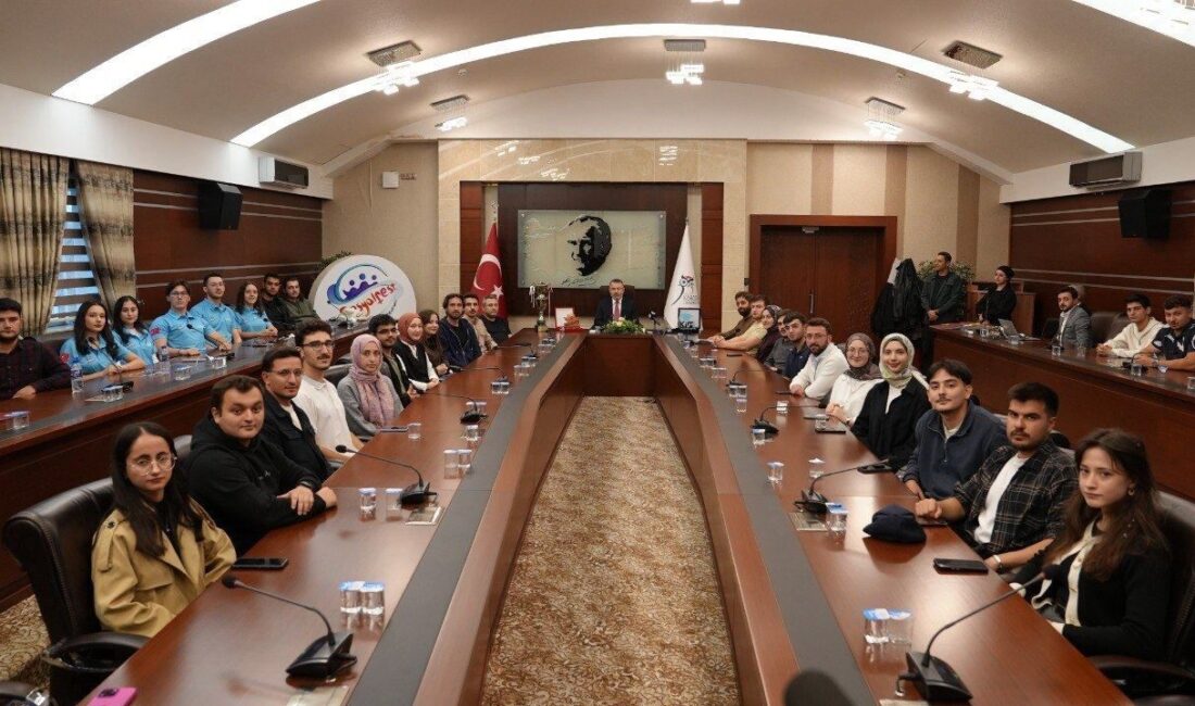 Karabük Üniversitesi Rektörü Fatih Kırışık, TEKNOFEST 2025’te başarılı olan öğrencileri ödüllendirdi. Karabük Üniversitesi Rektörü Prof. Dr. Fatih Kırışık, TEKNOFEST 2025'te başarı