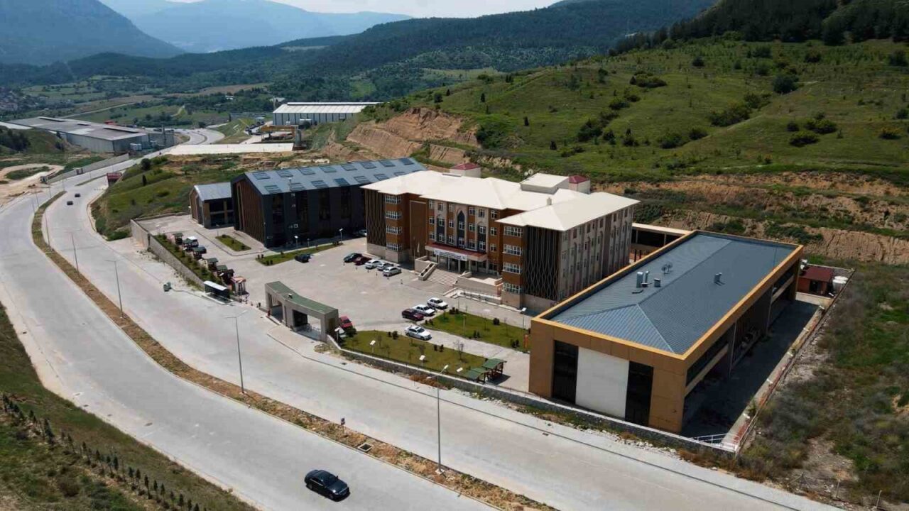 Karabük Üniversitesi, eğitimde kaliteyi artırmak için çeşitli programlar düzenliyor. TOBB