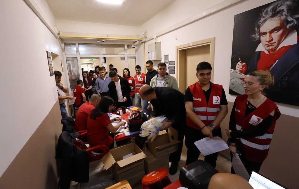 Ereğli Eğitim Fakültesi’nde Kan Bağışı Etkinliği ile 113 Ünite Kan Toplandı BEUN Ereğli Eğitim Fakültesi, "Kampüsün Kanında Hayat Var" etkinliğiyle 8