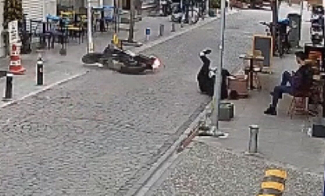 Eskişehir'de 19 yaşındaki M.Y., kasksız kullandığı motosikletle sokakta aniden önüne