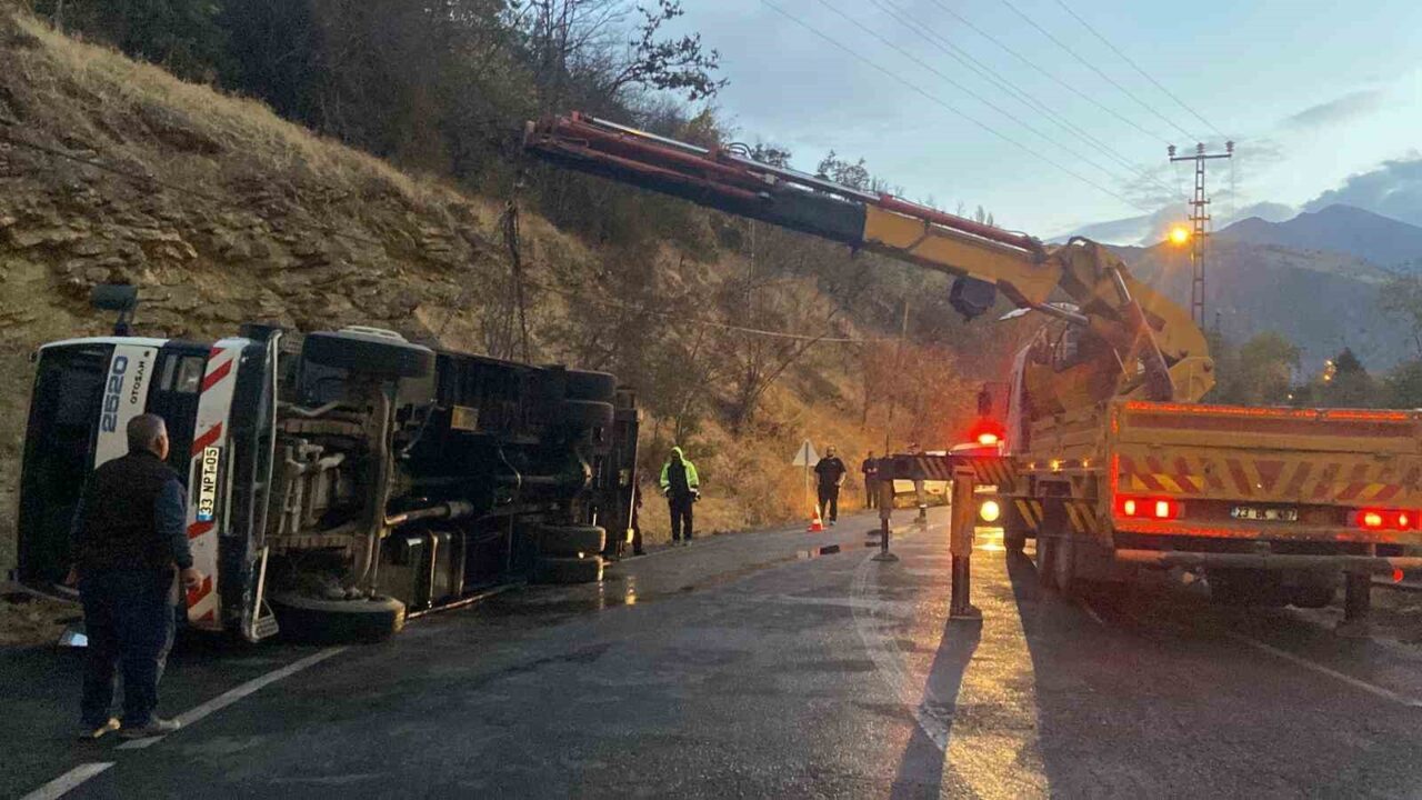 Erzincan’ın Kemaliye ilçesinde, Elazığ yönüne giden hayvan yüklü bir çekici