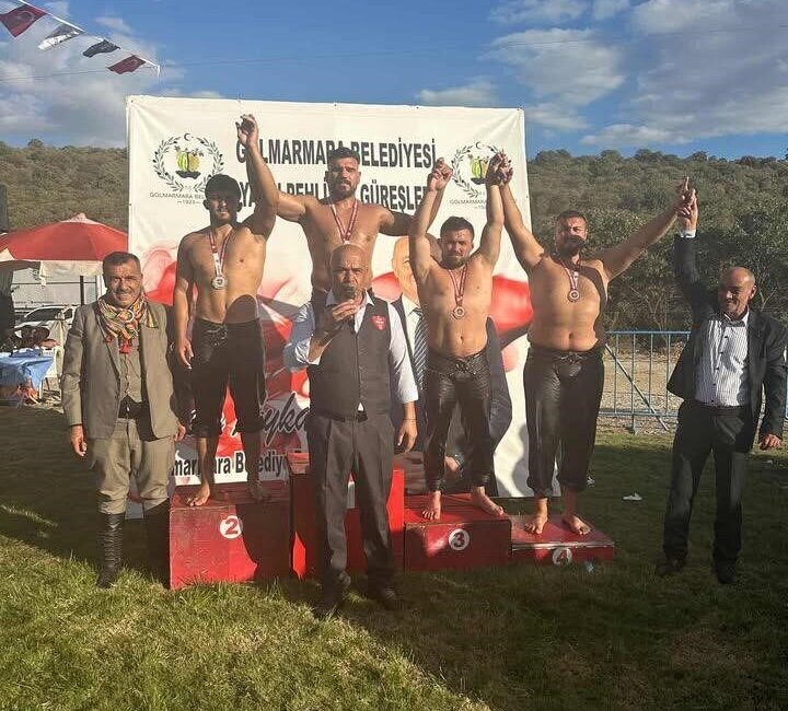 Manisa'nın Gölmarmara ilçesinde düzenlenen 2. Yağlı Pehlivan Güreşleri'nde Kemer Belediye